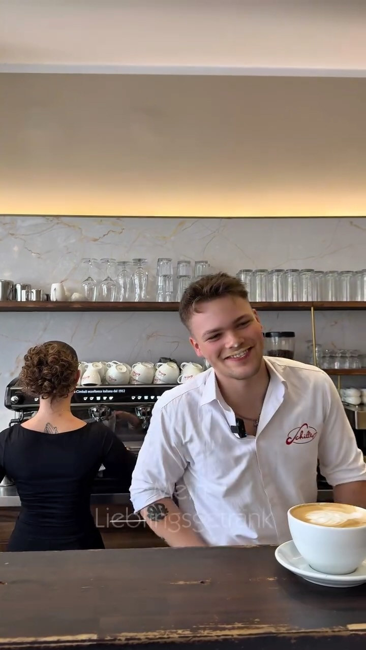 Barista an der Theke