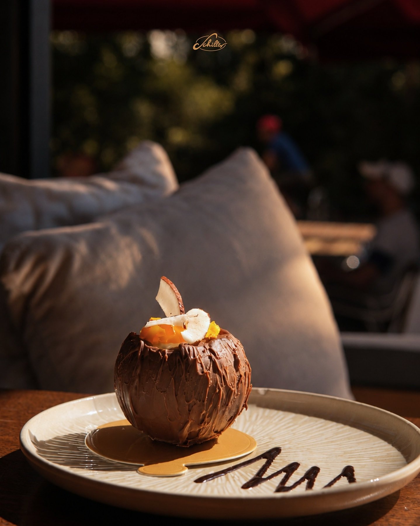 Kokos-Dessert in Kokosnuss-Form