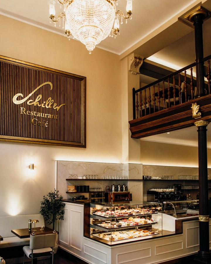 Innenraum des Schiller mit Kuchentheke und Kronleuchter
