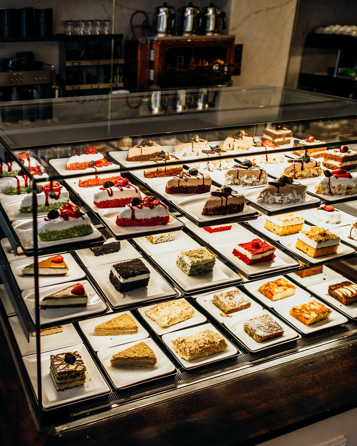 Kuchenvitrine im Schiller